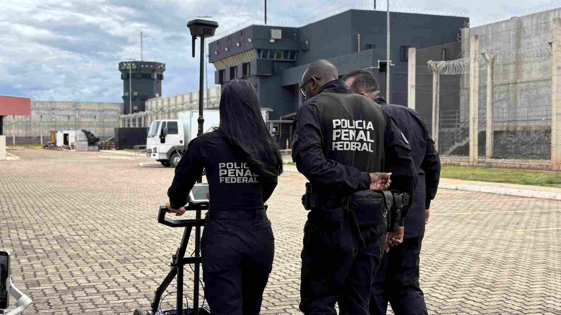 Policiais manuseando equipamento