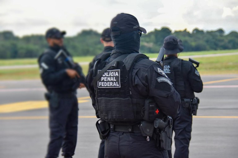 transferencia-14-presos (1).jpg