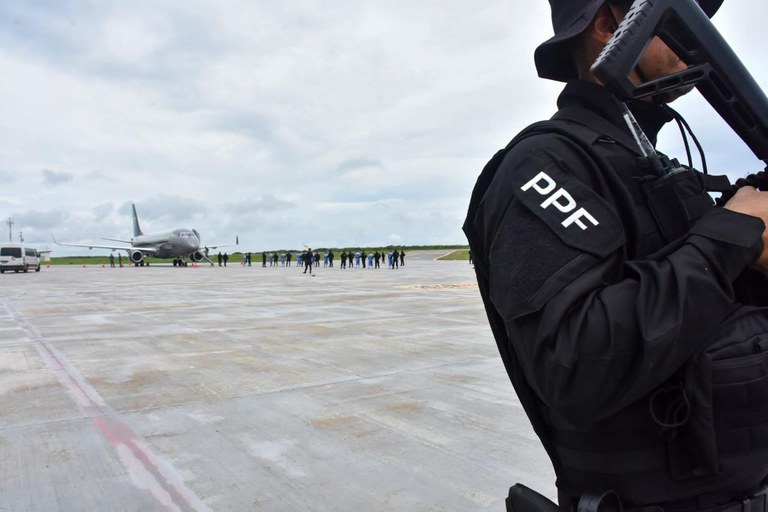 transferencia-14-presos (4).jpg