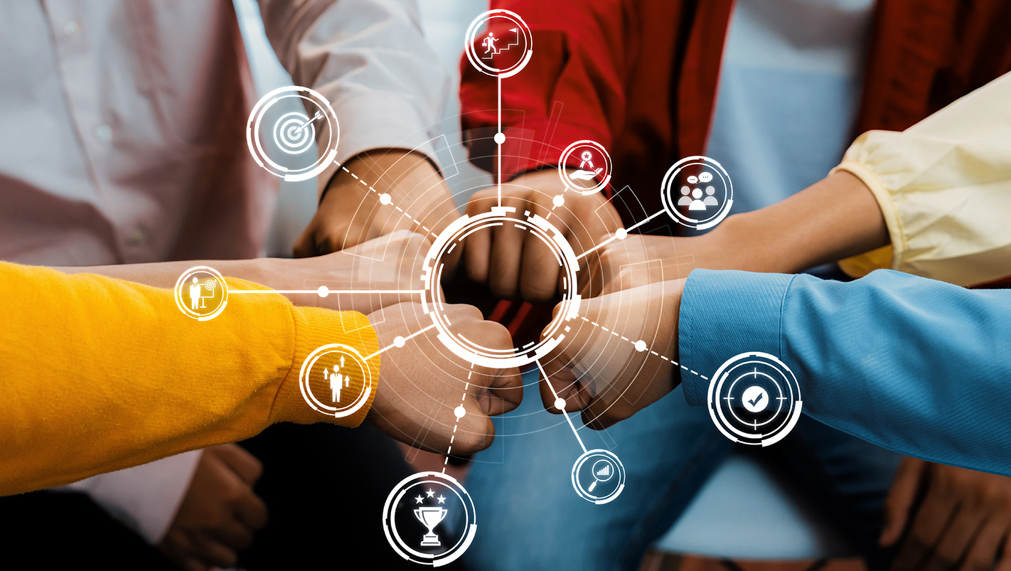 Grupo de pessoas formando um círculo com os punhos unidos no centro, simbolizando trabalho em equipe e colaboração. Sobre a imagem, há ícones digitais interligados (alvo, gráfico, troféu, pessoas, verificação), representando metas, desempenho e cooperação