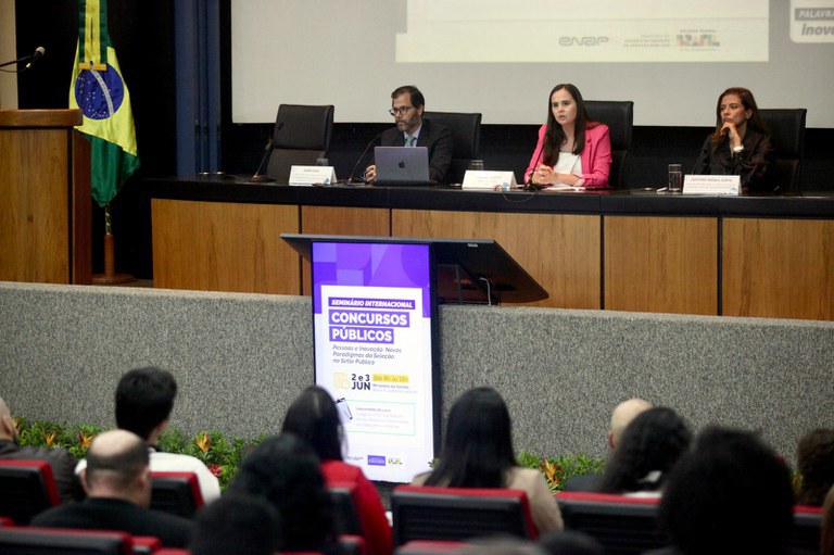 Mesa-redonda debate judicialização em concursos públicos.jpeg