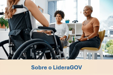 Página com informações sobre o Programa LideraGOV. Imagem com três mulheres representando a diversidade: uma pessoa com deficiência e duas mulheres negras.