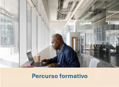 Conheça o percurso formativo. Imagem com homem negro estudando.