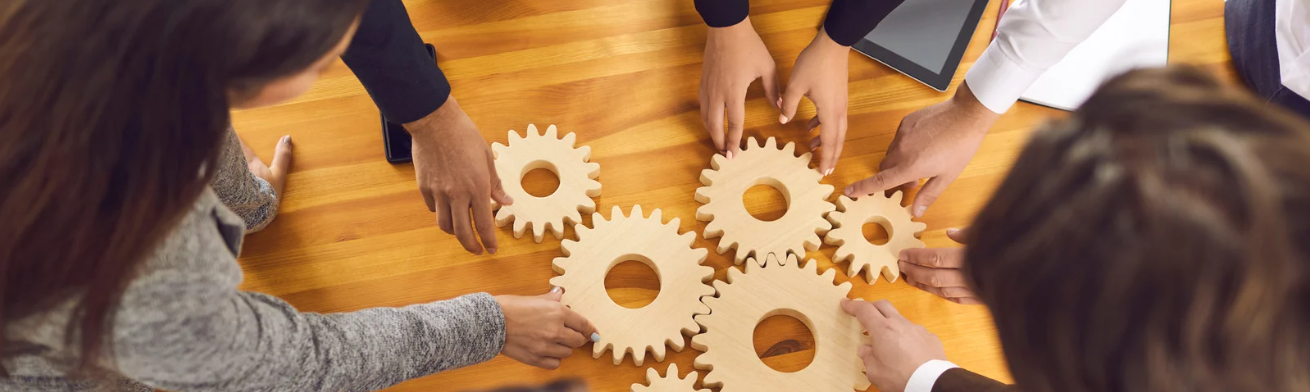 Imagem de pessoas trabalhando juntas