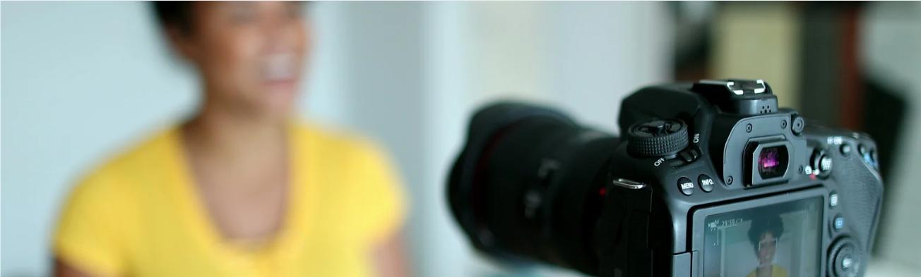 Foto de mulher negra gravando um depoimento