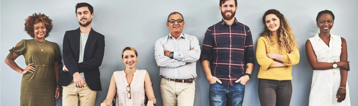 Imagem de sete pessoas alinhadas de diversos gênero, raça e idade