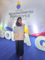 Egressa do Programa LideraGOV é destaque no Prêmio Reconhecimento Profissional 2025