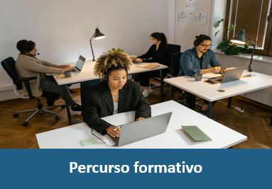 Conheça o percurso formativo. Imagem com homem negro estudando.
