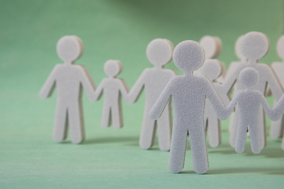 Figura com bonecos descaracterizados e de mãos dadas, divulga a carta de serviços da Coordenação-Geral de Movimentação de Pessoal