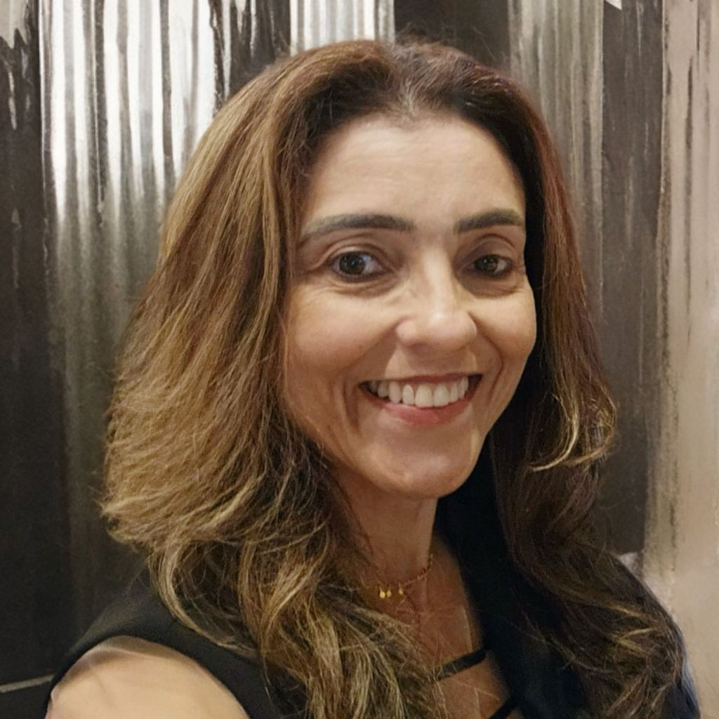 Mulher branca, cabelos castanhos na altura dos ombros, sorrindo, com o título Patrícia Maria de Sousa Pedreira