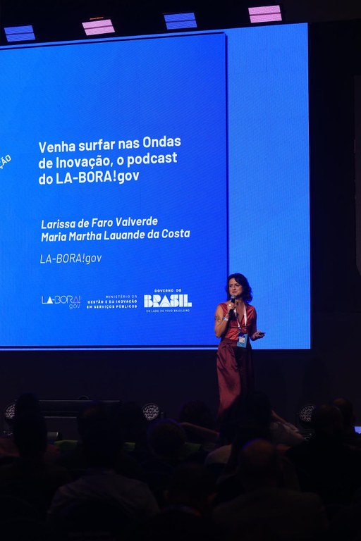 Marthinha Lauande apresentando o podcast Ondas de Inovação