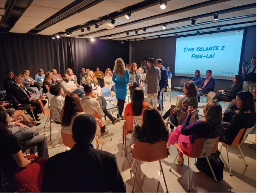 Foto de uma sala com diversas pessoas, representantes do LA-BORA!gov e Vineet Abhishek, Fellow do MIT GOV/LAB.