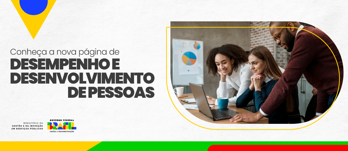 Três pessoas olhando para o notebook. Texto: Conheça a nova página de desempenho e desenvolvimento de pessoas.