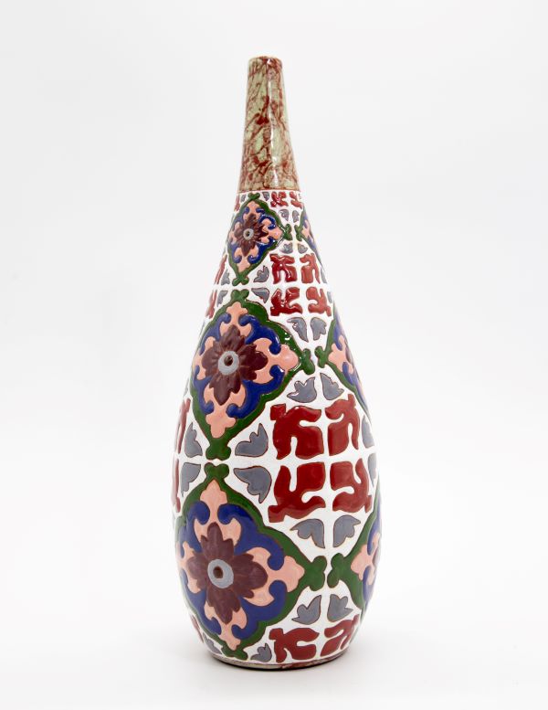 Artesão: José Carlos Martins Peça artesanal: Jarro Vidrado Tipologia: Cerâmica Técnica: Vitrificação Fotografia: Daniel Zulai e Douglas Zulai Fonte da imagem: Programa do Artesanato Brasileiro (PAB)