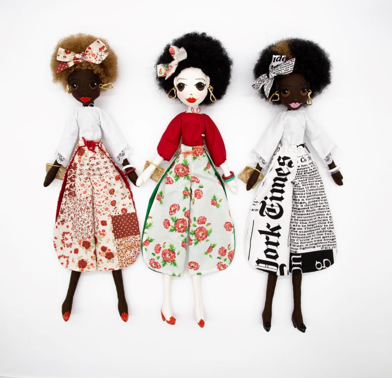 Artesã: Maria Deusimar O. Silva Peça artesanal: Bonecas Marias Tipologia: Brinquedos Técnica: Costura Fotografia: Daniel Zulai e Douglas Zulai Fonte da imagem: Programa do Artesanato Brasileiro (PAB)