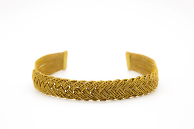 Artesã: Lucia de Carvalho Gomes Peça artesanal: Tiara Tipologia: Capim dourado Técnica : Trançado Fotografia: Daniel Zulai e Douglas Zulai Fonte da imagem: Programa do Artesanato Brasileiro (PAB)