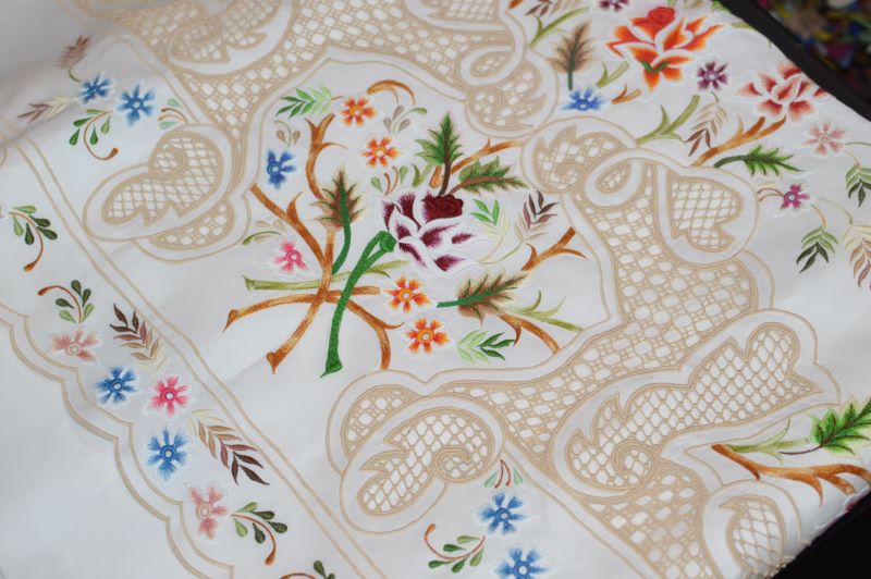 Artesã: Carmem Batista Gomes de Araújo Peça artesanal: Lençol Bordado Tipologia: Fios e tecidos Técnicas : Escama de peixe, rechelieu, matiz, ponto cheio (vazado), ponto quebra espinho, caminho s/ fim, bordado rústico, crivo Fotografia: Daniel Zulai e Douglas Zulai Fonte da imagem: Programa do Artesanato Brasileiro (PAB)