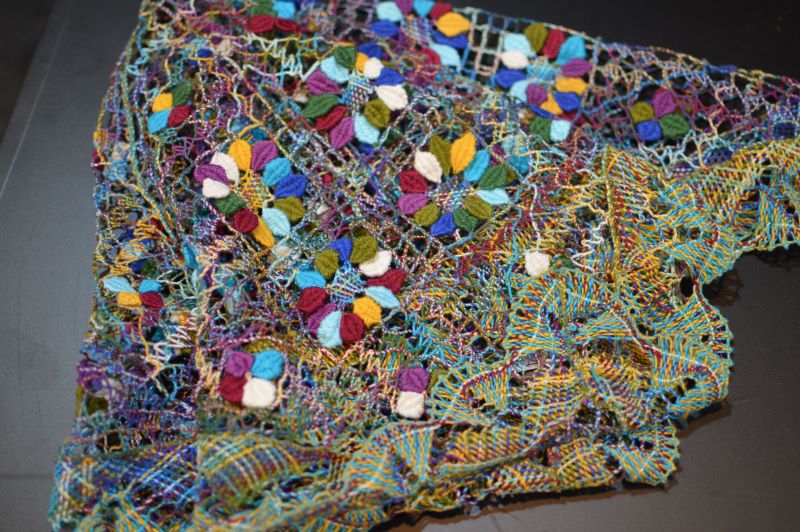 Artesã: Isolda Alves do Nascimento Peça artesanal: Blusas, chalés Tipologia: Fios Técnica: Bilro Fotografia: Daniel Zulai e Douglas Zulai Fonte da imagem: Programa do Artesanato Brasileiro (PAB)