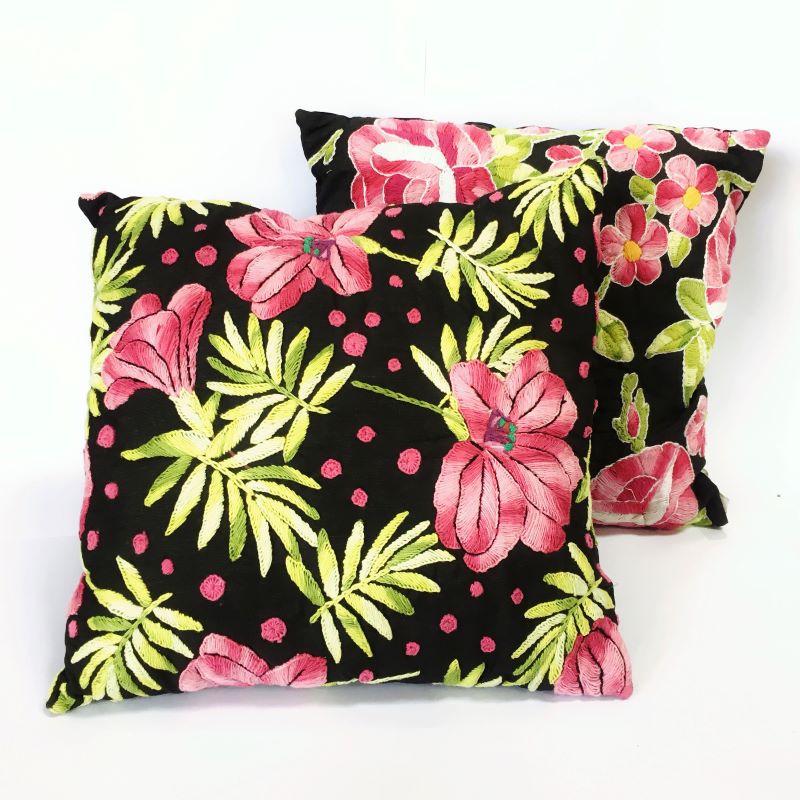 Artesã: Benedita Aurea de Sales Peça artesanal: Capa de Almofada Tipologia: Fios e tecidos Técnica: Bordado - ponto cheio Fotografia: Daniel Zulai e Douglas Zulai Fonte da imagem: Programa do Artesanato Brasileiro (PAB)