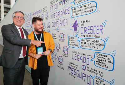 Durante evento, o artista Silver fez um mural com recortes das falas de Padilha. Foto: Gilmar Ferreira - ASCOM/SRI