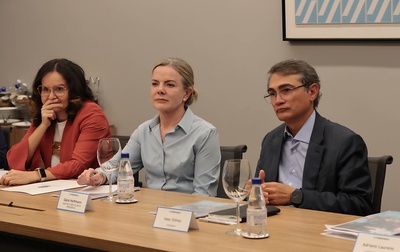 Ministra Gleisi Hoffmann ao lado dos conselheiros Isaac Sidney (FEBRABAN) e Juvandia Moreira (CUT), durante reunião do GT de Spread Bancário. Foto: Gil Ferreira / ASCOM-SRI