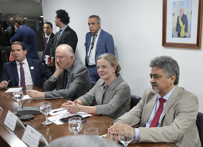 Ministra Gleisi Hoffmann participa de reunião com representantes dos municípios. Foto Gil Ferreira / ASCOM-SRI