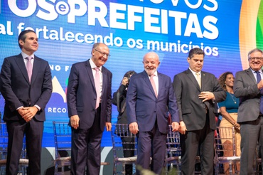 Presidente Lula ao lado do vice-presidente Alckmin, do ministro Alexandre Padilha, e dos congressistas Davi Alcolumbre e Hugo Motta. Foto: Bruna Araujo