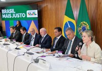 Ao lado de Lula, Gleisi Hoffmann participa de anúncio de envio de proposta que amplia isenção do Imposto de Renda