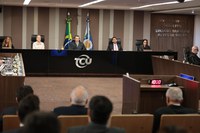 Gleisi Hoffmann acompanha sessão no TCU para apreciar contas do presidente da República