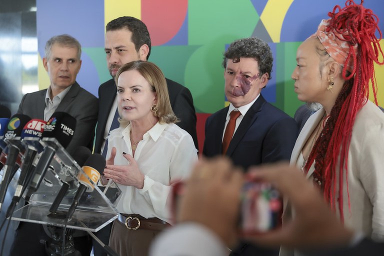 Ministra Gleisi Hoffmann reafirma posição do governo com o ministro Guilherme Boulos e os deputados Reginaldo Lopes e Daiana Santos