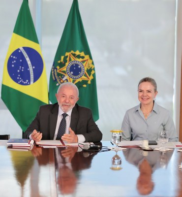 Ministra Gleisi Hoffmann ao lado do presidente Lula durante sanção. Foto: Gil Ferreira / ASCOM-SRI