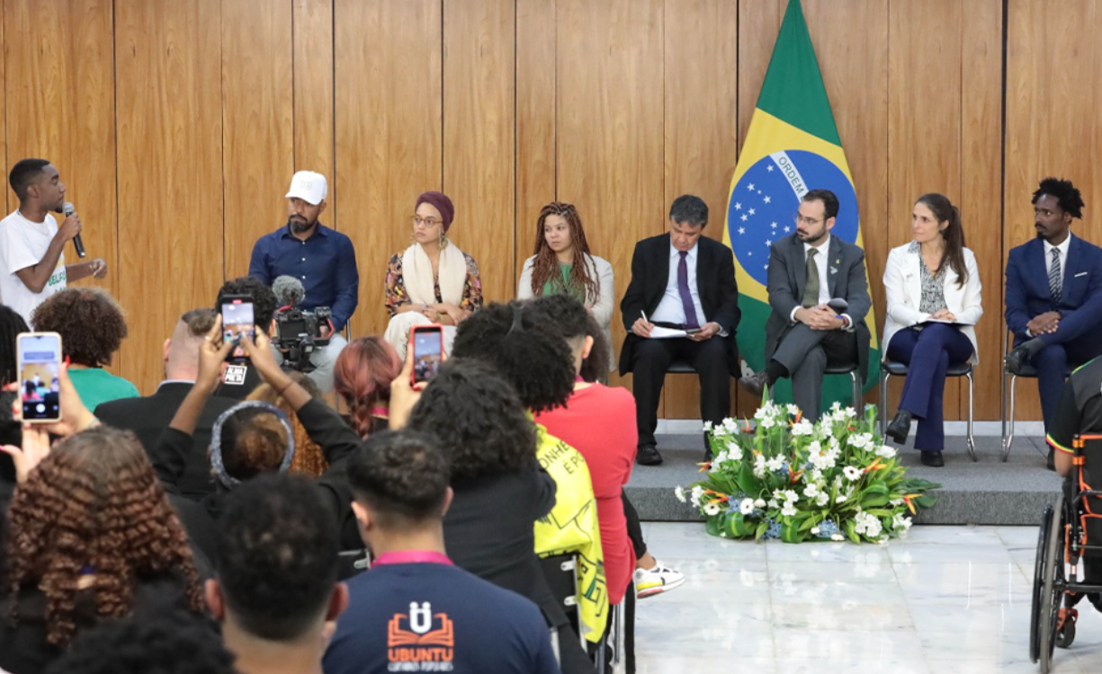 O Conselho de Desenvolvimento Econômico Sustentável (CDESS), o Conselhão, realizou nesta quinta-feira (29), evento no Palácio do Planalto para receber jovens estudantes negros e negras que estão em Brasília participando da 1ª Jornada de Educação Popular Antirracista.
