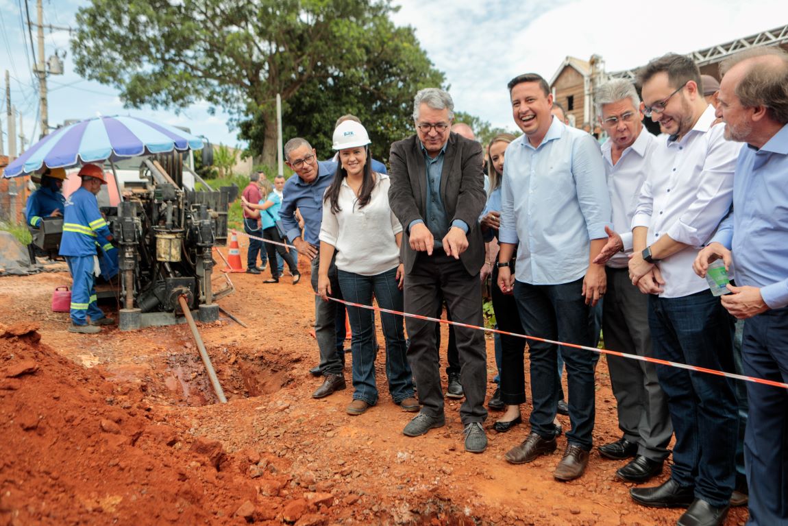 (Obras de implantação das redes de água e esgoto do bairro Vila Soma. Foto: Gil Ferreira)