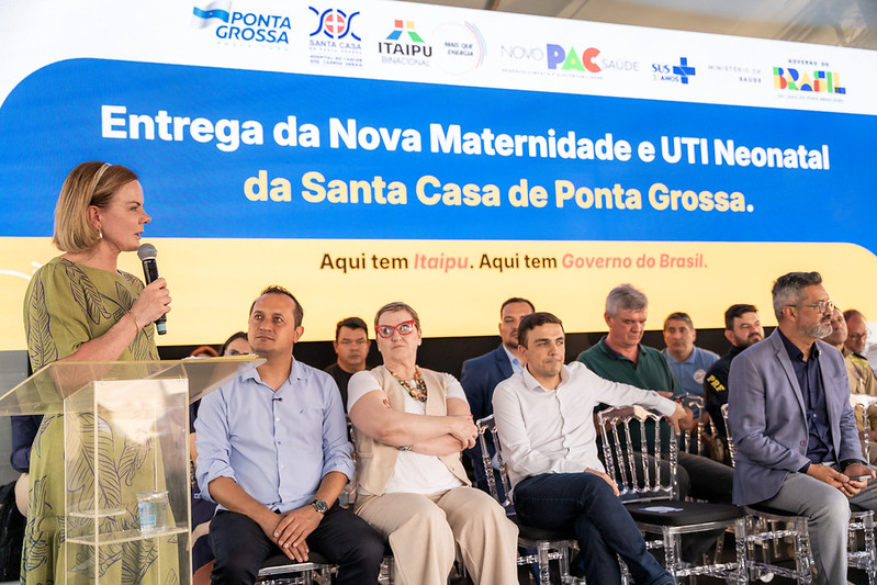 No Paraná, ministra Gleisi Hoffmann acompanha entregas do Novo PAC para saúde, educação e habitação