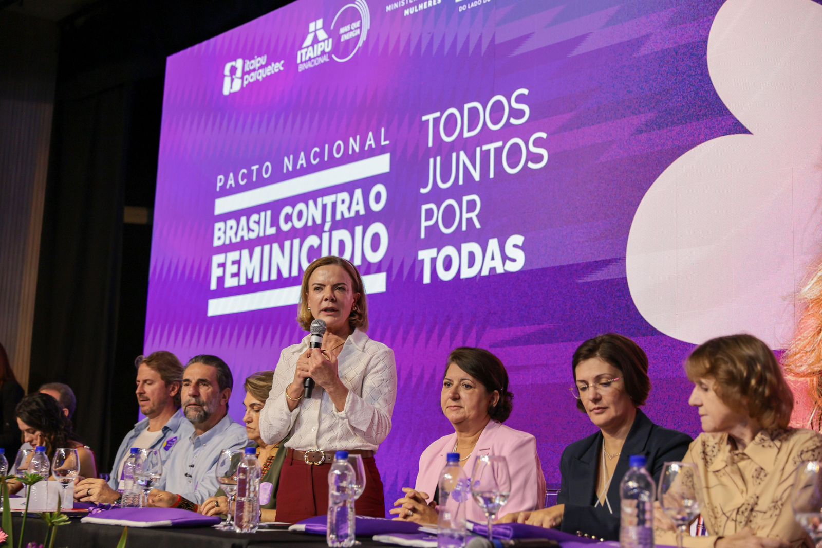 Ministras Gleisi Hoffmann e Márcia Lopes participam de mobilização de combate ao feminicídio em Curitiba