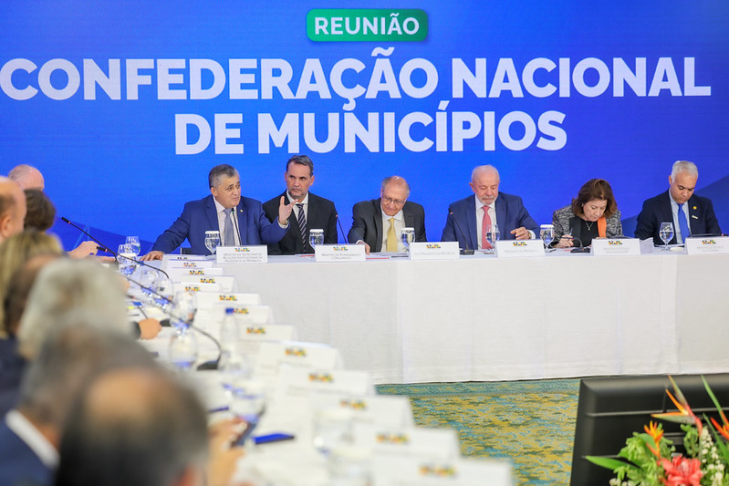Presidente Lula recebe a Confederação Nacional dos Municípios