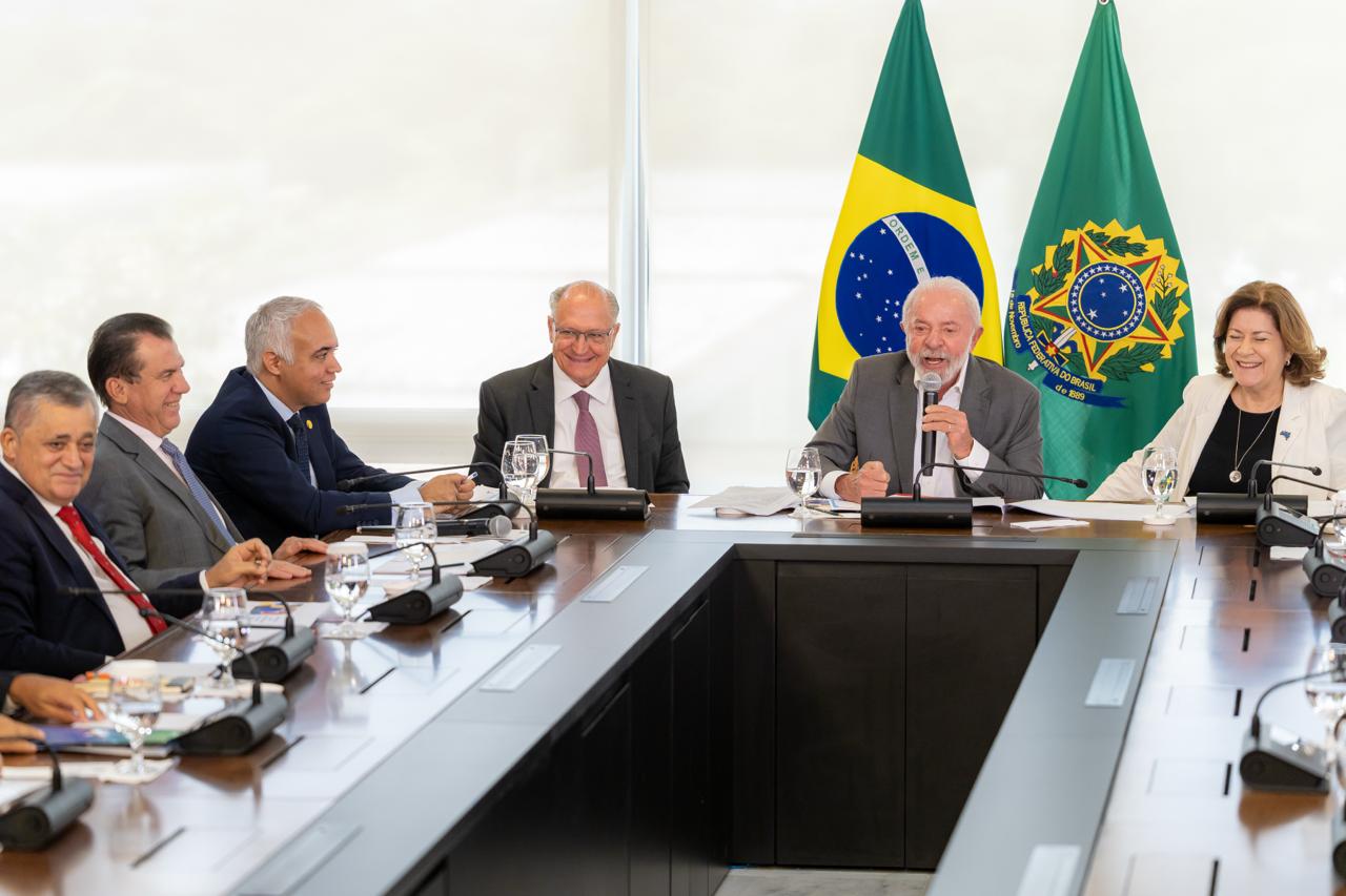 Ao lado de Lula, ministro José Guimarães participa de anúncio de ampliação de investimentos para o Minha Casa, Minha Vida