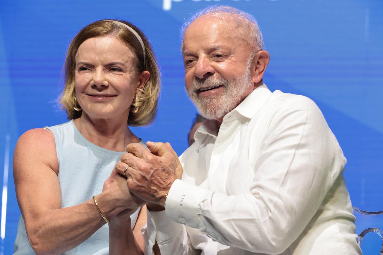 Primeiro dia da Caravana Federativa de Niterói (RJ) reúne 85 municípios, com as presenças de Lula e de Gleisi Hoffmann