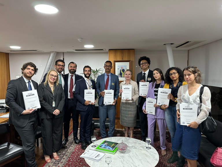 Ministra Gleisi Hoffmann recebe abaixo-assinado de integrantes do Pacto Pela Democraia