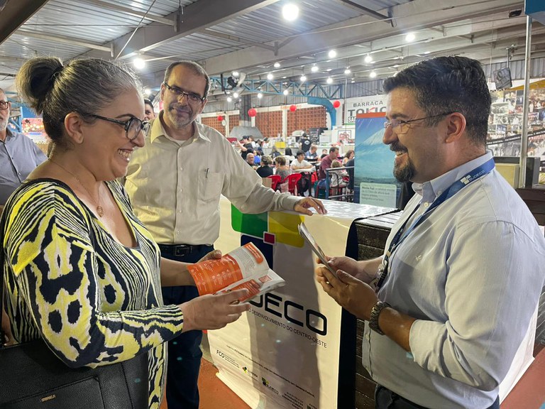 Atendimento no stand da Sudeco