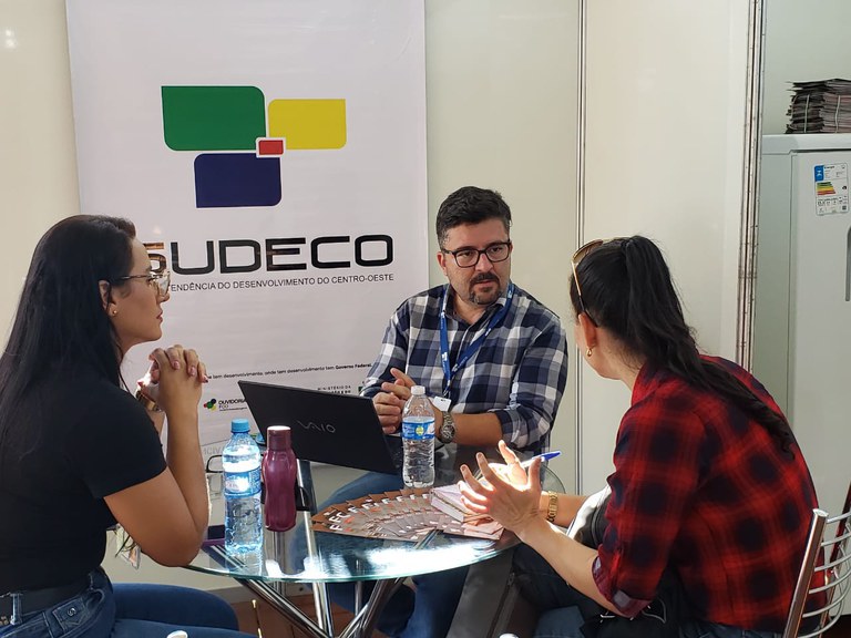 João Paulo  Cabral em atendimento na Expogrande