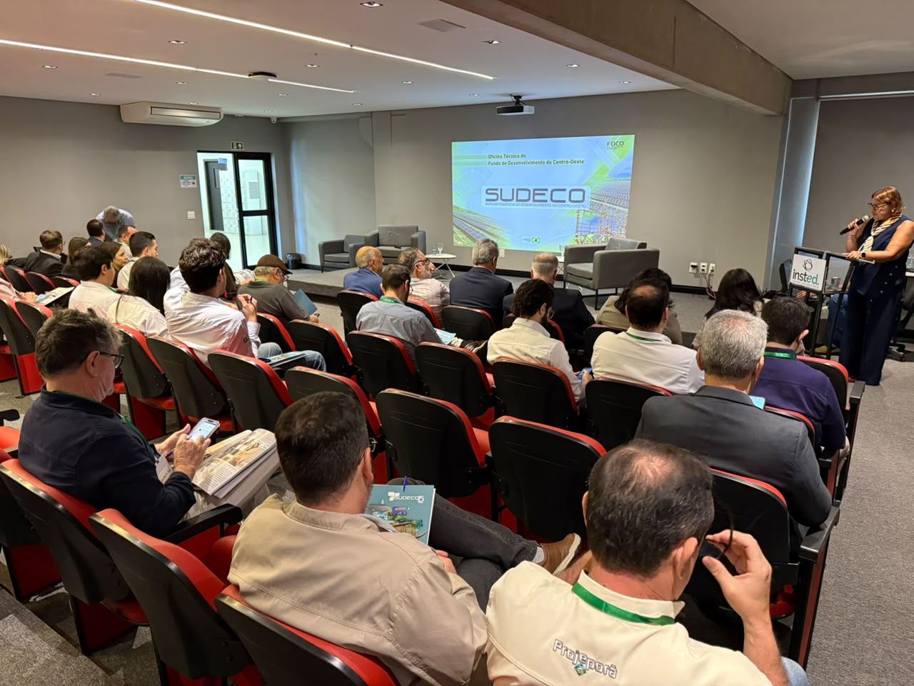 Público acompanha apresentação da Oficina Técnica do Fundo de Desenvolvimento do Centro-Oeste (FDCO) em auditório,