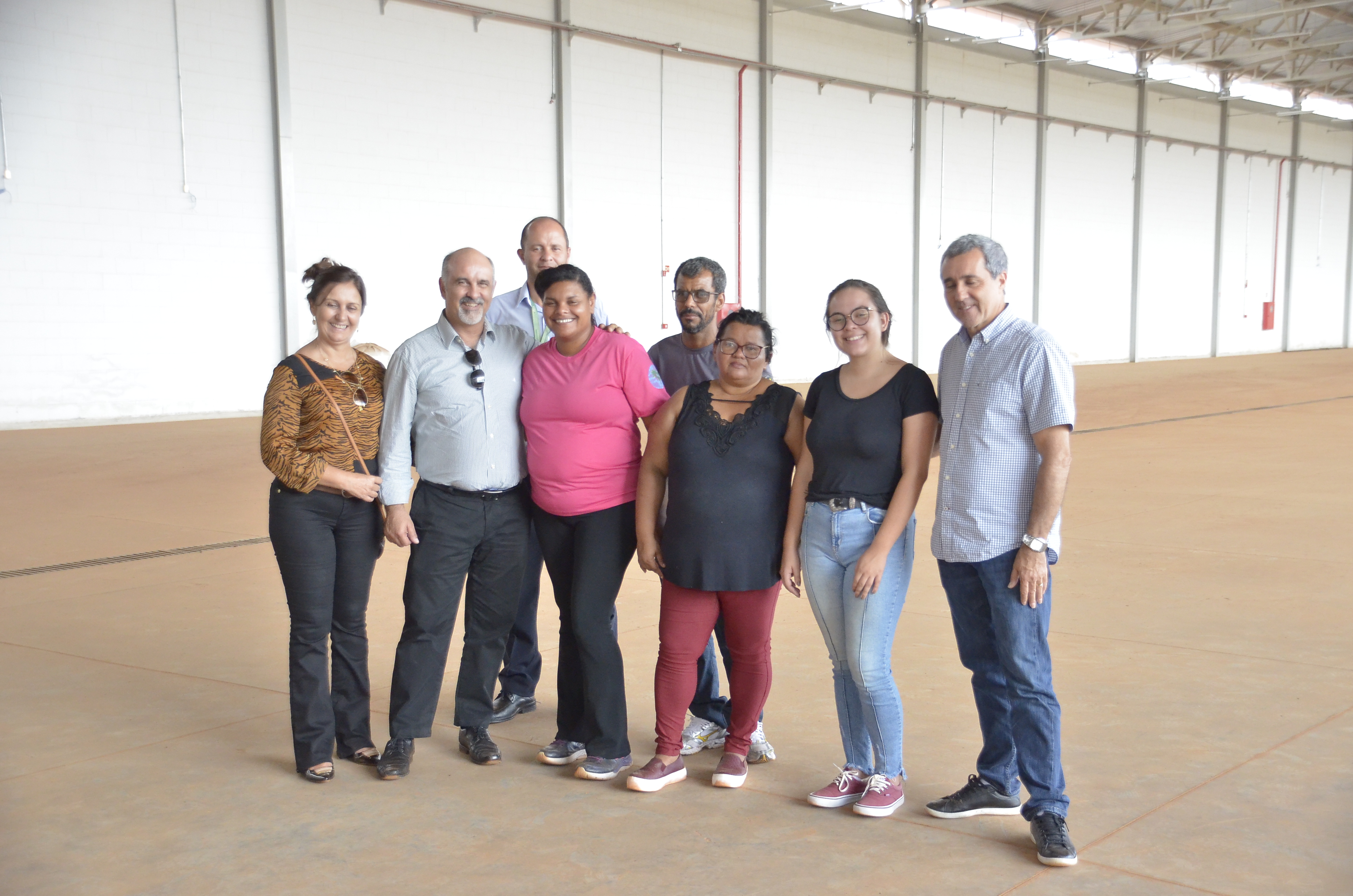 Nelson Fraga (à esquerda) vistou galpão do centro de triagem e reciclagem do GDF com representantes de cooperativas 