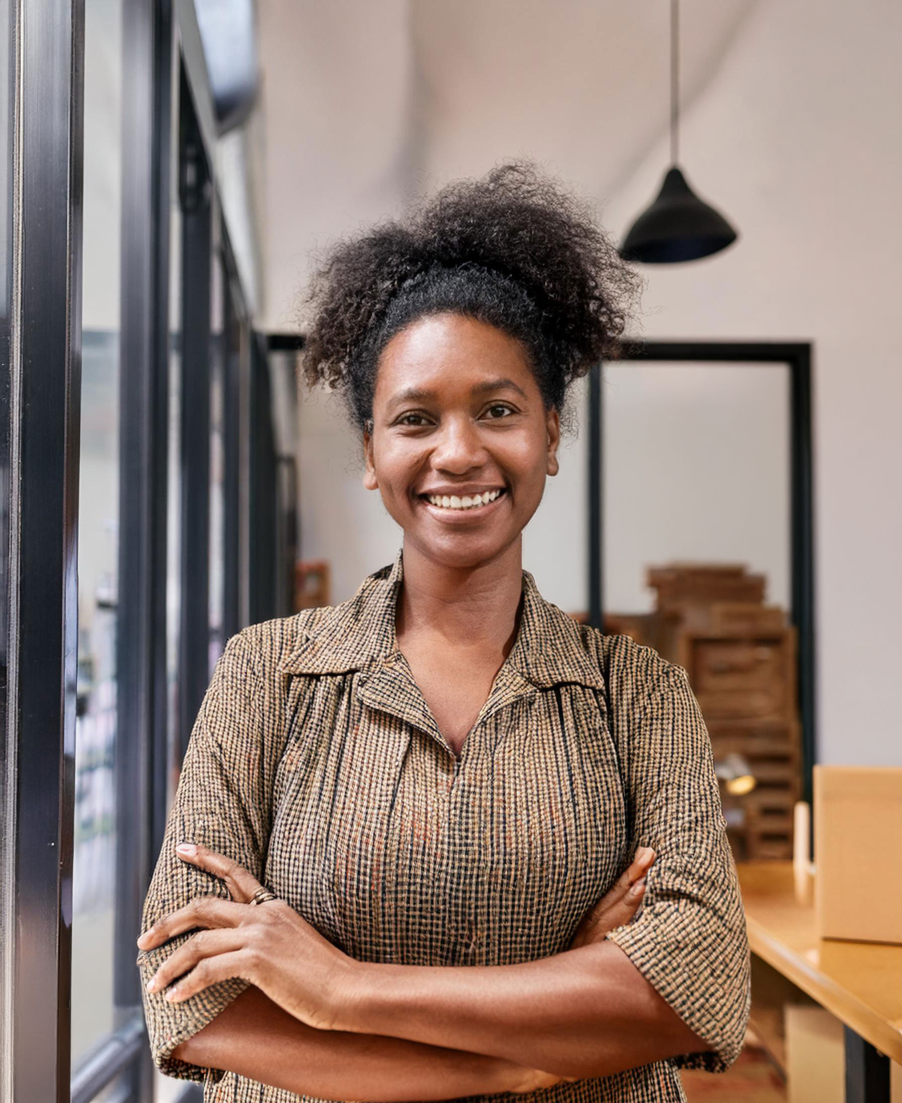 Mulher negra de braços cruzados