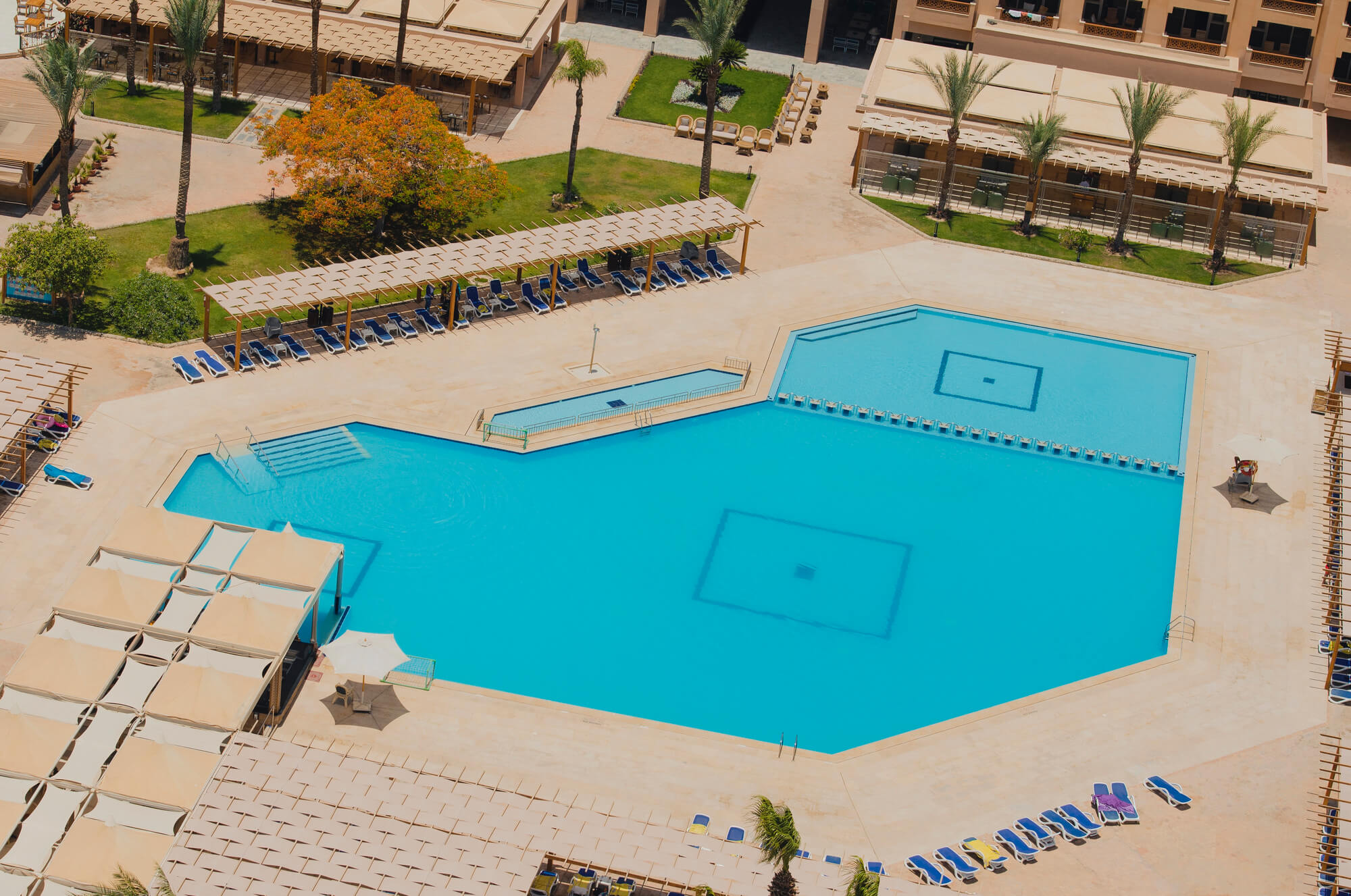Foto de uma piscina da área de lazer de um hotel