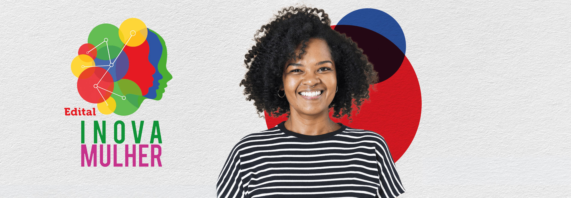 Mulher negra sorrindo