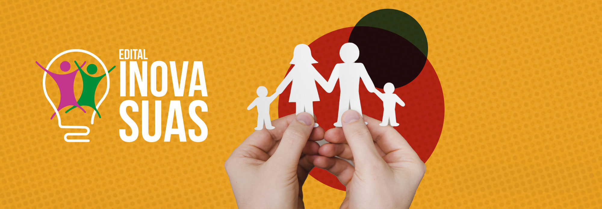 Banner com duas mãos segurando bonecos de papel de uma família. Ao lado esquerdo, há o título "Inova Suas"