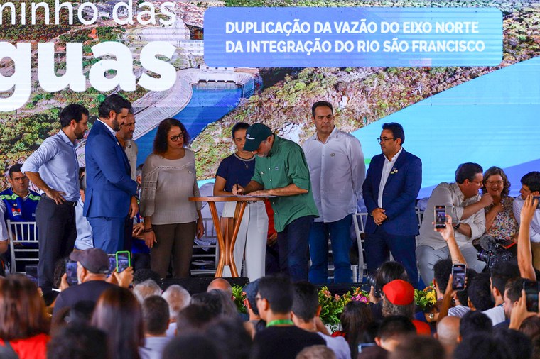 Danilo Cabral, superintendente da Sudene, formaliza chamada pública. Foto: Elvis Aleluia (Ascom/Sudene)