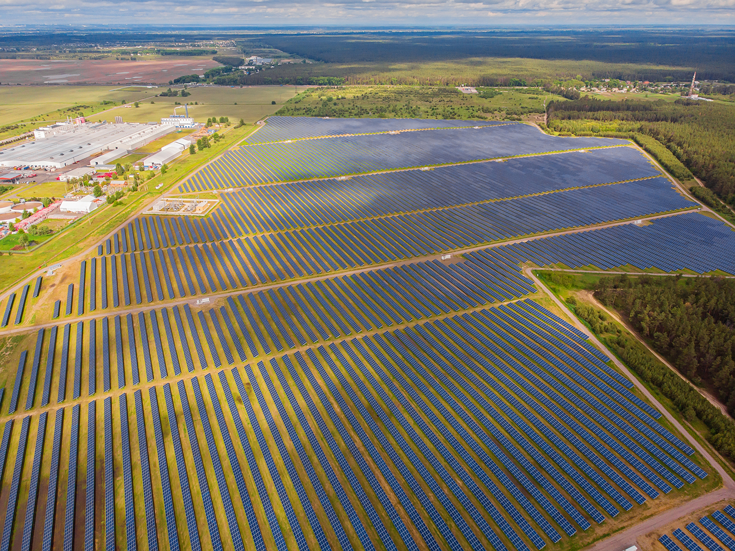 usina-de-energia-solar-no-campo-vista-aerea-de-paineis-solares.jpg