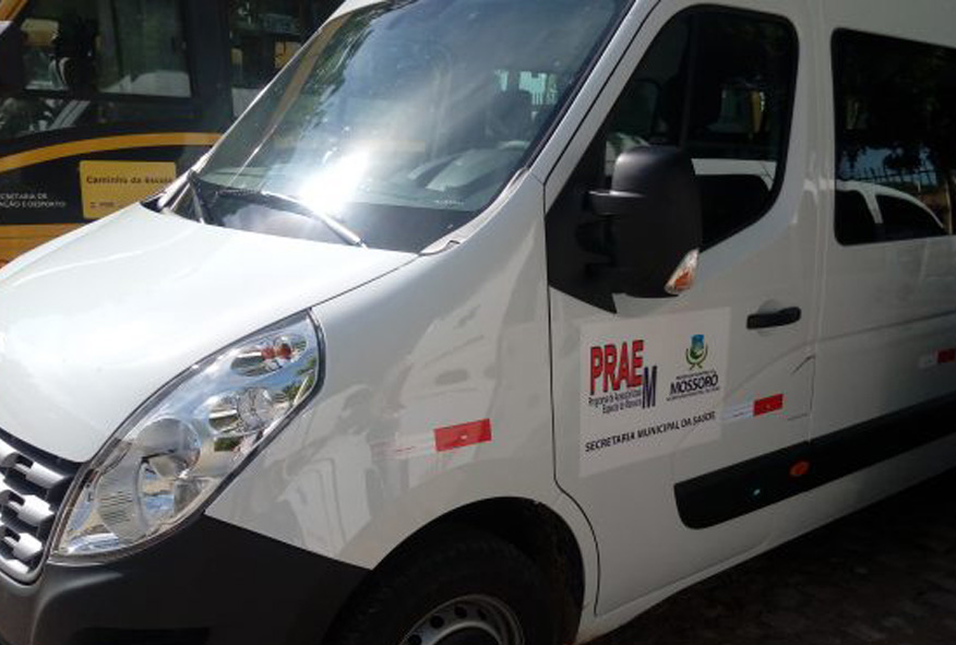 Imagem apresenta um veículo para transporte de pacientes no município de Mossoró, localizado no Rio Grande do Norte.